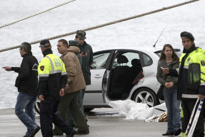 Dos muertos al caer su coche al mar en Barcelona