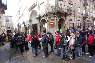 COLAS DE PEREGRINOS EN LA DESPEDIDA DE LA SEMANA SANTA