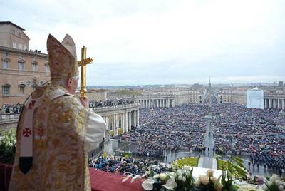 El papa Benedicto XVI, ayer, en la plaza de San Pedro del Vaticano, durante la bendición  urbi et orbi .