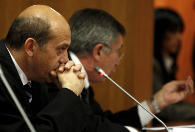 El abogado y presidente del Sevilla F.C., José María del Nido (i), en calidad de imputado, acompañado por Pedro Apalategui (d), que le representa, durante el juicio que ha comenzado hoy en la Audiencia de Málaga por el 