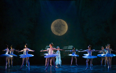 Un momento del ensayo general de  La Cenicienta,  ayer en el Teatro de la Maestranza de Sevilla.