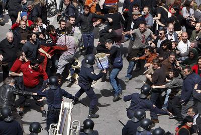 La policía nacional cargó ayer contra un grupo de personas, muchas de ellas vecinas del barrio, que protestaban por los derribos.