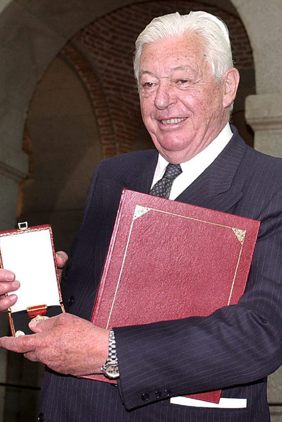 Guillermo Luca de Tena, con la medalla de oro de la Comunidad de Madrid concedida al periódico  Abc  en su centenario, en 2003.