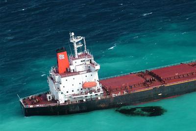 El barco  Shen Neng 1  y la mancha del vertido producida de momento.