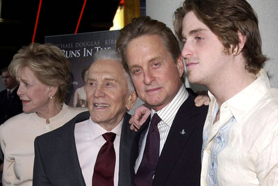 Diana Douglas, Kirk, Michael y Cameron Douglas, en Nueva York.