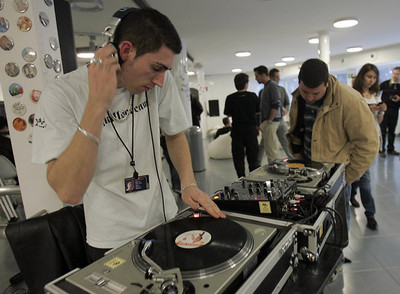 Un pinchadiscos, ayer, en la presentación del espacio  Camon,   en Alicante.  