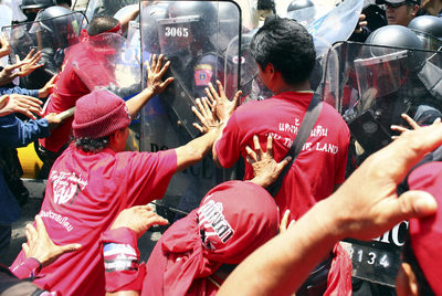 La policía trata de impedir la entrada de los  camisas rojas  en el Parlamento tailandés, en Bangkok.
