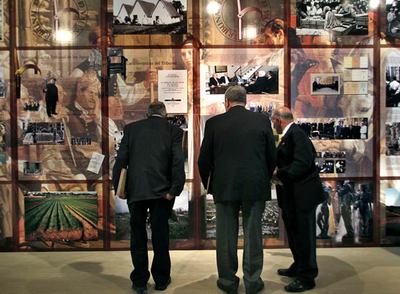 La exposición abierta ayer recorre el millar de años de existencia del Tribunal de las Aguas.