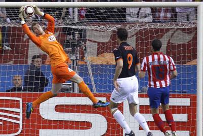 De Gea bloca el balón ante Zigic y Domínguez.