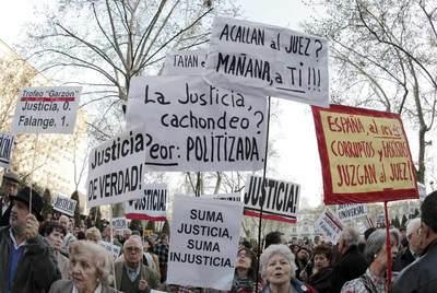 "¡España al revés: corruptos y fascistas juzgan al juez!"