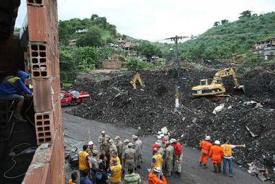Un corrimiento de tierras sepulta decenas de casas en Río de Janeiro