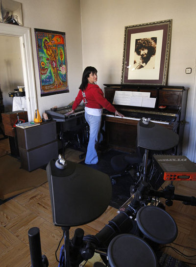 El piano es el centro de la casa de Ana Curra en Madrid, en la que atesora libros, antigüedades, cuadros ... , entre otros muchos objetos.