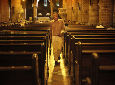 Fernando Vallejo, fotografiado en la catedral de Medellín, uno de los escenarios de su nuevo libro,  El don de la vida. 