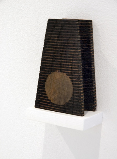 Escultura de la serie  Voewood , de 2007, realizada por Roger Ackling.