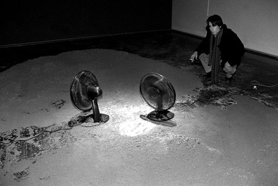Criado ante su instalación  Espacio desértico,   dentro de la muestra   Visions de futur,  en Girona, 1999.