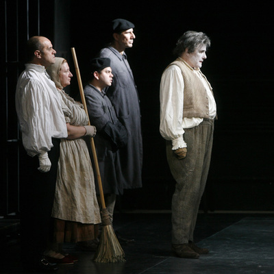 El actor Juan Luis Galiardo (derecha) en  El avaro,  de Molière.