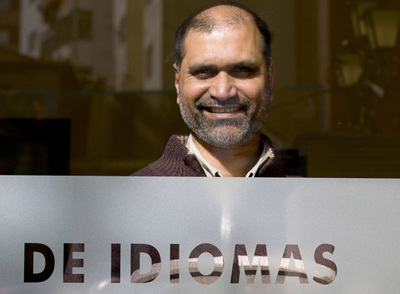 El traductor indio, que reside y trabaja en Vigo, Leslie Fernández.