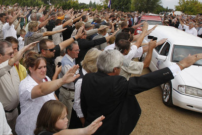 Miles de brazos en alto despiden al líder racista asesinado en Suráfrica