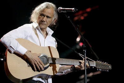 Carlos Vega, hermano de Antonio, interpretó  Lucha de gigantes  en el concierto.