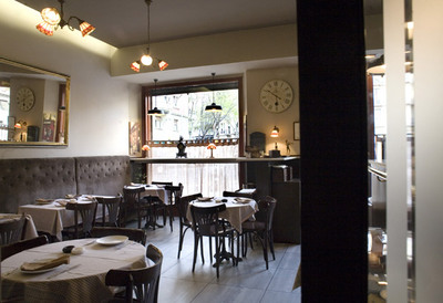 Ambiente  art decó  en el comedor del bistró Bohemic de Barcelona.