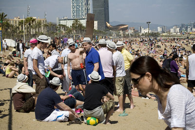 Centenares de turistas en las playas de la Barceloneta.
