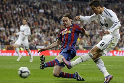 Milito frena la progresión de Van der Vaart en el clásico.