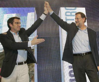 Alberto Núñez Feijóo y Mariano Rajoy se saludaban ayer en la celebración del aniversario de la victoria del PP en Galicia.