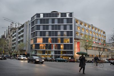 Fachada del hotel de la  Illa Myrurgia  de Barcelona con la Sagrada Família de fondo.