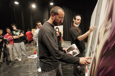El artista  Suso 33  y un colega, en el taller de arte urbano realizado en Alicante.
