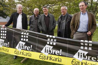Los cinco absueltos de  Egunkaria,  Martxelo Otamendi, Xabier Oleaga, Juan Mari Torrealdai, Txema Auzmendi e Iñaki Uria, ayer en Andoain.