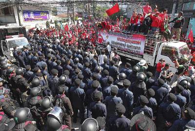 Policías antidisturbios vigilan la residencia del primer ministro durante una protesta ayer en Bangkok.