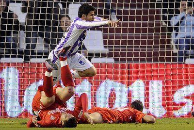 Diego Costa celebra su gol frente a Dragutinovic y Navarro.
