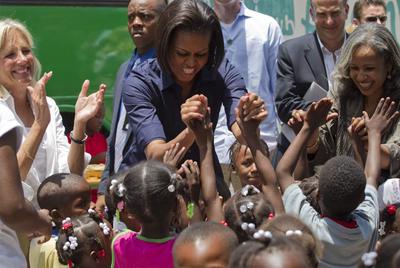 Michelle Obama visita Haití de camino a México