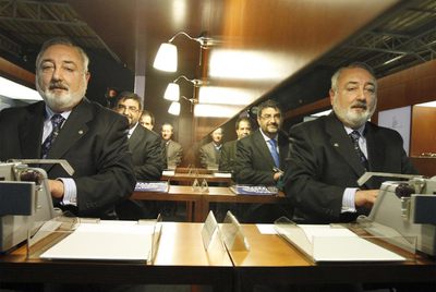 Ramón Núñez, en primer término, director del Museo Nacional de Ciencia y Tecnología, escribe con una de las máquinas de la muestra.