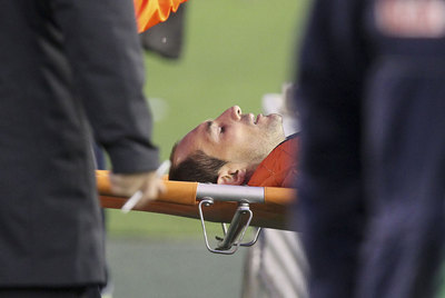 Munitis es retirado del campo en camilla tras el choque con Kameni.