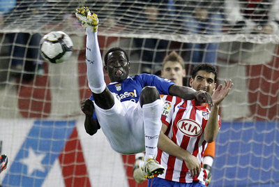 Keita remata de chilena ante Raúl García y De Gea.
