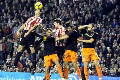 Javi Martínez y San José pugnan con Marchena, Dealbert y Navarro en San Mamés.