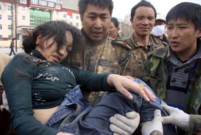 Unos soldados rescatan a una mujer que había quedado sepultada tras el terremoto.