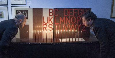 Jordi Hereu, y ante un pastel con el poema visual  Lletres fugitives,  que Brossa hizo para la sede de Bertelsmann, el club que preside Fernando Carro (a la izquierda en la foto) celebró sus 50.000 socios