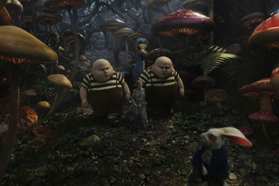Alicia, entre los gemelos Tweedledee y Tweedledum, siguen al Tmctwisp, el conejo blanco, en un fotograma de  Alicia en el País de las Maravillas. 