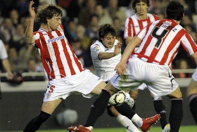 Silva consigue el primer gol al colar el balón entre Amorebieta y Ustaritz.