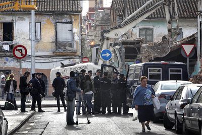 Policías antidisturbios vigilan, el 6 de abril, las demoliciones de viviendas en el barrio de El Cabanyal.