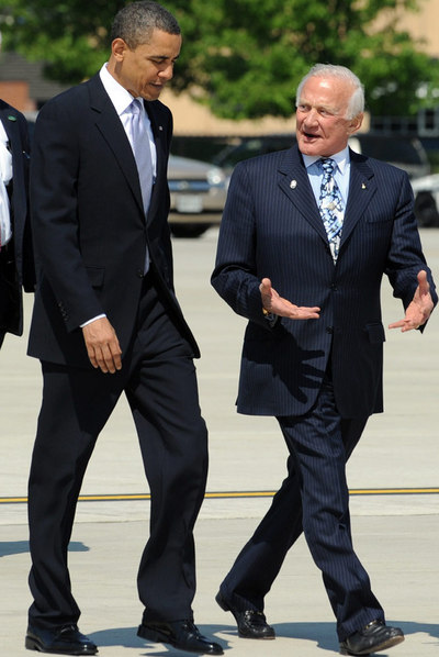 Obama con Buzz Aldrin, del  Apollo 11 , al partir hacia Cabo Cañaveral.