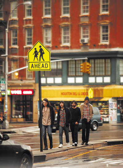  El grupo vasco Delorean dando un paseo por Manhattan antes de tocar en los garitos de moda 