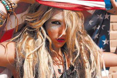  Ke$ha lleva varios meses cultivando una imagen de traviesa, reivindicándose a la vez que critica a otros ídolos pop. Según Perez Hilton, sus 15 minutos de fama están cerca de agotarse. 