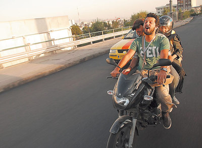  Los protagonistas, Ashkan Koshanejad y Hamed Behdad con Negar Shaghaghi, que interpreta al personaje que les consigue unos pasaportes ilegales para que puedan viajar a grabar a Londres. rn Natal, que se comercializará la próxima Navidad para Xbox, permite jugar sólo con los movimientos de tu cuerpo. 