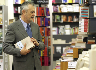 Griñán sale de compras a una librería de Málaga