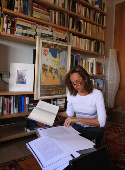 María Dueñas todavía conserva, guardado en un cajón, todo el material que usó para documentar   El tiempo entre costuras.  