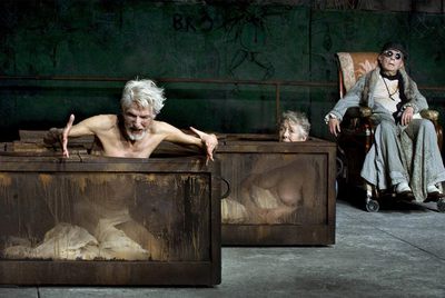 Un momento de la representación de  Fin de partida  en el teatro de La Abadía.