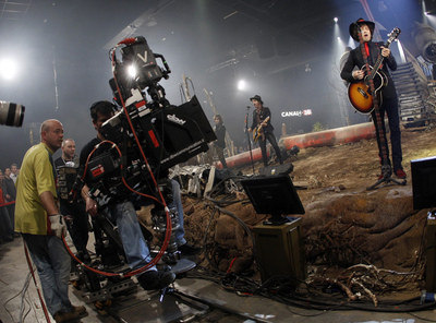 Enrique Bunbury, con su banda, en el concierto de ayer para la grabación en 3D de Canal +.